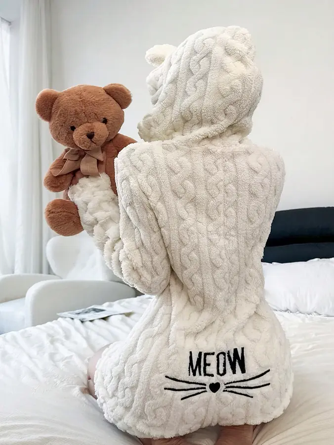 Teddy Kedi Kulaklı "Meow" Nakışlı Peluş Tulum · Beyaz